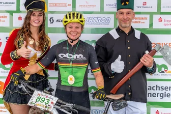 Skilangläuferin aus dem Erzgebirge hat Olympia im Visier - Platz 2: Anna Maria Dietze (Mitte), hier mit „Nussknackerin“ Lisa Grüner und „Bergmann“ André Eder, war mit ihrem EBM-Ergebnis hochzufrieden.