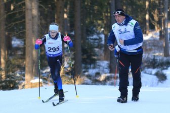 Skilanglauf-Talent des ATSV Gebirge/Gelobtland nutzt Sachsenpokal für Revanche - ATSV-Trainer Danilo Schneeweiß feuert Sprint-Siegerin Lea Schmieder (W 13) an.