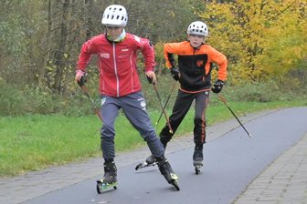 Skilanglauf-Talente aus dem Erzgebirge eilen auf Rollen von Erfolg zu Erfolg - Keke Ihle (vorn) und Emil Broda trainieren viermal pro Woche.