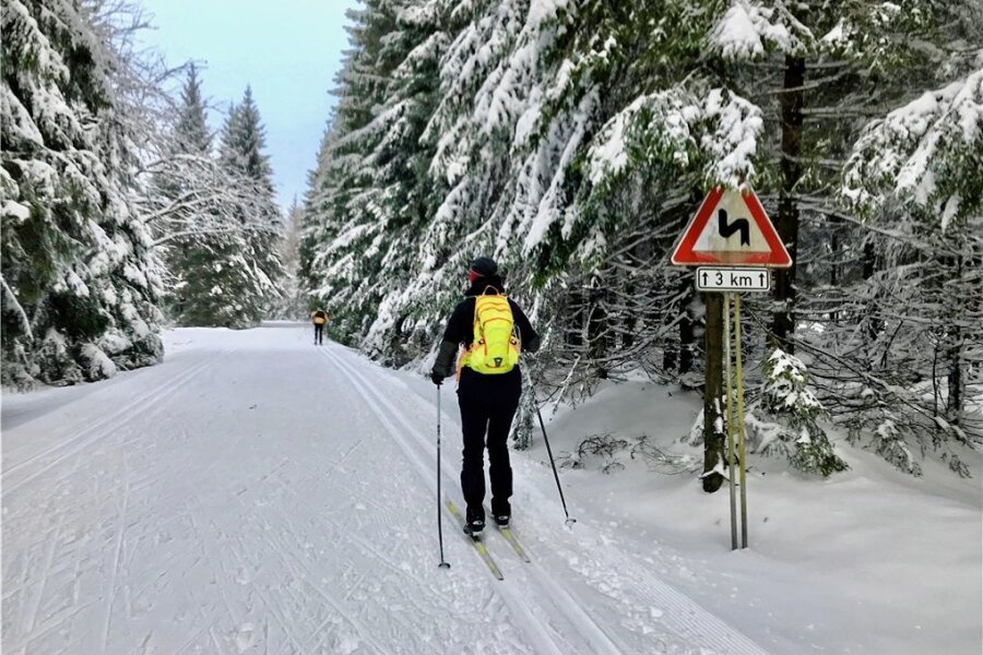 Skilaufen im Erzgebirge: Diese Online-Karten zeigen frisch gespurte Loipen - Vorfahrt für Skiläufer bei Dlouhá Louka/Langewiese in Osterzgebirge. Für die Loipen werden hier auch Straßen gesperrt.