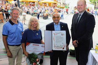 Skilegende wird Ehrenbürger - Skisprung-Legende Jens Weißflog, die Tochter von Joachim Loos, Gisela Laas, der neue Ehrenbürger Eberhard Riedel und Oberwiesenthals Bürgermeister Jens Benedict (v. l.). 