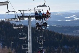 Skilift-Betreiber fordern Öffnung nach dem Vorbild von Tierparks - Der Sessellift der Skiwelt Schöneck ist an guten Tagen - wie hier im Januar 2019 - stets gut besetzt. Derzeit gilt deshalb ein Betriebsverbot.