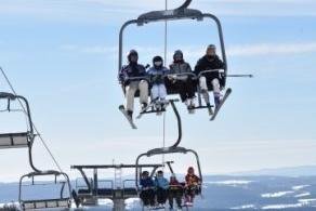 Skilift-Betreiber im Vogtland fordern Öffnung nach dem Vorbild von Tierparks - Der Sessellift der Skiwelt Schöneck ist an guten Tagen - wie hier im Januar 2019 - stets gut besetzt. Derzeit gilt deshalb ein Betriebsverbot.