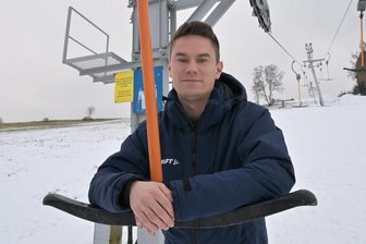 Skilift im Erzgebirge: Beschneit wird schon, Saison startet aber später - Sandro Ernst ist 2. Vorsitzender des Alpinen Ski- und Sportvereins Lößnitz und als Betriebsleiter für den Skilift zuständig.