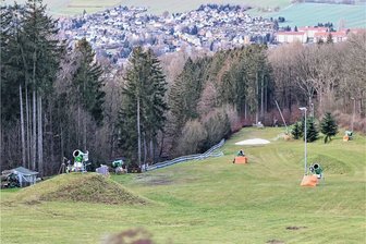 Skisaison 2023: Warten auf Frost in Augustusburg und Falkenau - 13. Januar 2023: Ein kleiner Restschnee-Haufen erinnert noch an den kurzen Saisonstart auf dem Skihang in Augustusburg im Dezember. An ein Beschneien ist derzeit nicht zu denken.