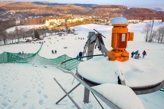 Skisaison-Absage: Liftbetreiber verzichten auf Fördergeld - Nur Rodeln war am Skihang in Falkenau im vergangenen Winter möglich. Der Schlepplift drehte sich nicht, die "Öltheke" blieb geschlossen. Der örtliche Skiclub wird aber trotz aller Ungewissheit die kommende Skisaison wieder vorbereiten. 