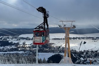 Skisaison im Erzgebirge steht in den Startlöchern - Das Winterwetter am Samstag auf dem Fichtelberg hat einen Vorgeschmack auf die kommende Skisaison gegeben. Noch liegt nicht ausreichend Schnee. Doch mit der künstlichen Beschneiung wurde bereits begonnen.