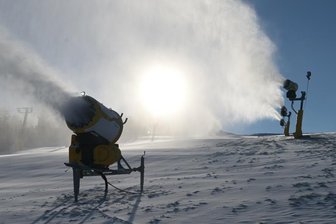 Skisaison pausiert wegen Tauwetter: Skiarena Eibenstock plant Neustart -