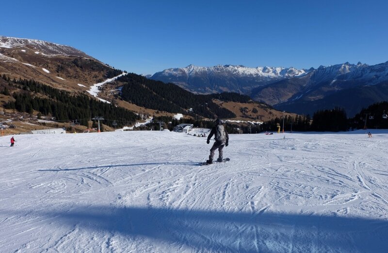 Skispaß über null - Saisonausklang beim Wintersport? Nein, Skifahren in Serfaus in Österreich Ende Dezember auf präparierten Pisten mit Schnee aus Quellwasser. Die Touristiker sind auf schneearme Zeiten eingestellt.