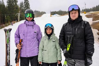 Skispaß zu Ostern im Erzgebirge: In Potucky läuft‘s noch – trotz Regens - Oster-Skivergnügen lockte auch Maurice Kretzer, Julia Schönfelder und Emil Schüller (von links) nach Potucky.