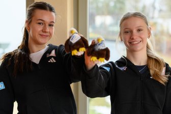 Skisport-Hoffnungen aus dem Vogtland: Das sind die fünf Klingenthaler Trümpfe für die Junioren-WM - Die Skispringerinnen Megi Lou Schmidt (links) und Julina Kreibich (rechts) haben sich bei der Verabschiedung am Dienstag über Glückbringer „Skampi“ gefreut.