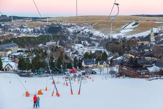Nur an den künstlich beschneiten Skihängen wie hier in Oberwiesenthal sowie direkt auf dem Kamm sind Langlauf und Abfahrt möglich.