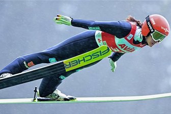 Skispringen bald nur noch ohne Schnee? - Selina Freitag - hier beim Heim-Grand-Prix in Klingenthal in Aktion - hält zum Weltcupauftakt in Wisla die Sachsenfahne hoch.