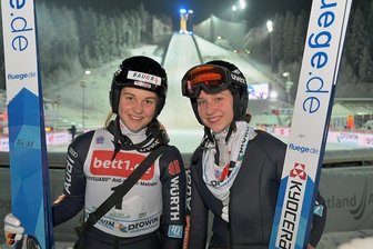 Skispringen in Klingenthal: Damen halten beim Heimspiel die Sachsenfahne hoch - Pia Lilian Kübler (rechts) und Josephin Laue haben am Samstag erneut die Chance, sich für den Weltcupwettbewerb zu qualifizieren.