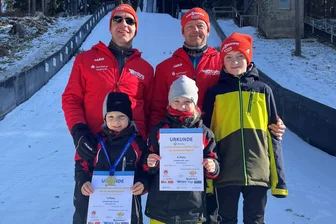 Skispringen in Rodewisch: Ein Sport zwischen Routine und Kunst - Die Trainer Alexander Rink und Adrien Limbecker (hinten von links) mit ihren Athleten (von links) Moritz Schmalfuß, Anna Schmalfuß und Malte Pfeiffer.