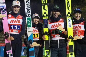 Skispringen: Japan lächelt im Vogtland – deutsches Mixedteam verpasst den Sieghattrick - Lächeln und viel zu Lachen hatten Japans Skisprung-Asse mit Ryoyu Kobayashi, Sara Takanashi, Ren Nikaido und Nozomi Maruyama (von links) am Wochenende in der Vogtland-Arena.