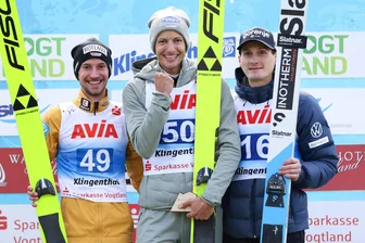 Skispringen: Schweizer Siege beim Continental-Cup in Klingenthal - Der Schweizer Gregor Deschwanden (Mitte) holte sich am Sonntag den Tagessieg vor dem Deutschen Felix Hoffmann (li.) und dem Slowenen Domen Prevc