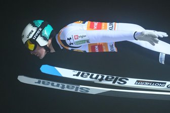Skispringen: Slowene Domen Prevc macht’s wie die kleine Schwester und behält im Nebel von Klingenthal den Durchblick - Der beste Skiflieger der Welt: Domen Prevc siegt in Klingenthal.