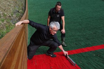 Skispringer freuen sich über sanierte Schanzen im Vogtland - Schanzeninspektor Mirko Hünefeld (vorn) vom Skiverband Sachsen und Sven Schneider von der SG Medizin bei der Schanzen-Abnahme.