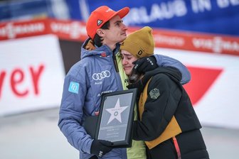 Skispringer Richard Freitag über sein Karriereende: "Es ist okay, es reicht jetzt" - Bewegende Momente: Richard Freitags Schwester Selina ist bei der Verabschiedung sichtlich berührt. Sie war schon im Kinderwagen mit Mutter Diana an der Schanze, als ihr Bruder sprang. Richard sagte am Samstag in Oberstdorf: "Als ich bei Selina die Tränen gesehen habe, ist es mir doch näher gegangen, als ich dachte." 