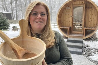 Skispringer zu Gast im Vogtland: „Dann haben wir ein bisschen Dirty Dancing in der Lobby“ - Diana Kautzsch leitet das Hotel „Haus am Ahorn“ in Kottenheide, das seit Kurzem auch über eine finnische Sauna im Fass verfügt.