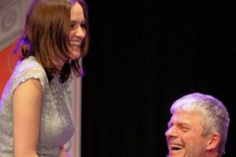 Skispringerin beweist Showtalent - Selina Freitag und Jens Ohle hatten sichtlich Spaß, als der Comedy-Artist vor der Skispringerin auf die Knie ging. 