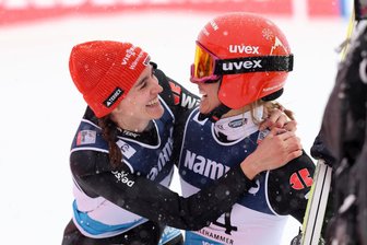 Skispringerin Selina Freitag aus dem Erzgebirge nach ihrem Traumauftakt: „Ich hatte ein bisschen Pipi in den Augen“ - Selina Freitag (links) vom WSC Oberwiesenthal freut sich mit Katharina Schmid nach dem Doppelsieg am Sonntag in Lillehammer.