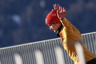 Skispringerin Selina Freitag: Duschgel statt Preisgeld - so fielen die Reaktionen nach der Kritik aus - Selina Freitag hebt ihre Hände - während der Erwärmung bei der Two-Nights-Tour in Oberstdorf.