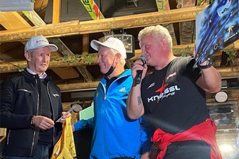 Skispringerlegende Jens Weißflog über seine größten olympischen Momente - Jens Weißflog (links) überreichte Kerst Rölz eines seiner Gelben Trikots, das bis heute der Weltcupführende trägt. Mike Zimmermann (rechts) sorgte mit dafür, dass das Legendentreffen bei Gastwirt Jochen Nöske zu einem tollen Event wurde.