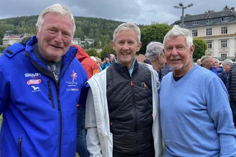 Skisprung-Legendentreffen im Vogtland: Wer sind diese drei Schanzenstars früherer Tage? - Skisprunglegenden-Treffen in Klingenthal: Jochen Danneberg, Jens Weißflog und Reinhold Bachler (von links) holten zusammen sechs Olympiamedaillen.