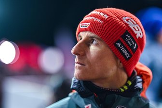 Skisprung-Weltcup in der Vogtland-Arena: Karl Geiger fehlt – Luca Roth ersetzt letzten Doppelsieger von Klingenthal - Ein nachdenklicher Karl Geiger in Wisla. Nun legt der Allgäuer erst mal eine Trainingspause ein.
