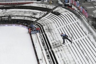 Skisprung-Weltcup in Klingenthal: Arena-Chef erwartet kein Minusgeschäft - Die Skispringer lieben es eigentlich, in einen Hexenkessel voller Fans zu fliegen. Mit den leeren Rängen in der Vogtland-Arena wie bereits im Februar dieses Jahres müssen sich die Ski-Adler abfinden. Sie wollen trotzdem ihren Beruf ausüben und Geld verdienen. 
