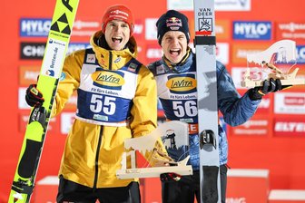 Skisprung-Weltcup in Klingenthal: Der Geiger „Karle“ macht die Musik - Kamen aus dem Lachen am Wochenende in Klingenthal gar nicht mehr heraus: Karl Geiger (links) und Andreas Wellinger.