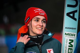 Skisprung-Weltcup Klingenthal: Selina Freitag landet beim Heimspiel mit Wackel-Telemark auf Platz sieben - Selina Freitag haderte mit dem Telemark im ersten Sprung, sieht sich Richtung Olympia aber auf einem guten Weg.