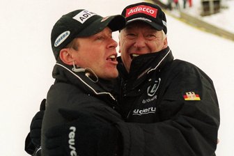 Skisprungsport trauert um Trainer Wolfgang Steiert - Sven Hannawald: "Er hat mich blind verstanden" - Wolfgang Steiert (links) und Reinhard Heß, die Trainer von Sven Hannawald nach dessen historischem Sieg bei der Vierschanzentournee 2002 in Bischofshofen.