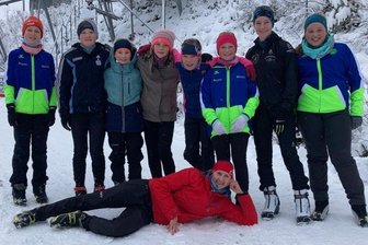 Skitalente überraschen ihre Trainerin - Die Trainerin liegt ihren Schützlingen zu Füßen: Isabel Jakob mit den jungen Aktiven des Skivereins Großwaltersdorf, die beim Sachsenpokal in Klingenthal überzeugen konnten.