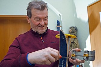 Skitour im Erzgebirge auf Eis gelegt - Das waren noch Skitourzeiten: Michael Gürtler führte Ersatz-Skispitzen mit, da regelmäßig Sportgeräte zerbrachen. Er zeigt die Eigenbauteile, die er noch immer verwahrt.