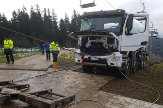 Skiwelt Schöneck: Verunglückter Betonmischer wird geborgen - Am Donnerstag wurde der Betonmischer geborgen.
