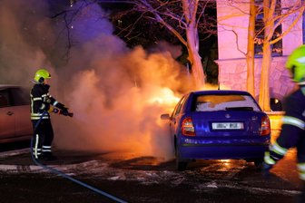 Skoda Fabia auf dem Chemnitzer Sonnenberg brennt: Das war der Grund - Auf dem Sonnenberg brannte am Dienstagabend ein Skoda lichterloh.