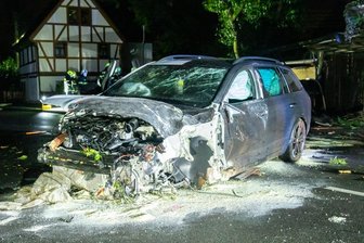 Skoda fährt Straßenlaterne in Neukirchen um: 55.000€ Schaden - Verunfallter Skoda Octavia in Neukirchen/Erzgebirge