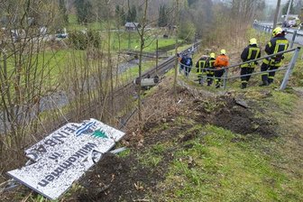 Skoda fällt 15 Meter hinab - Die Feuerwehr hat aufgrund der Lage des Fahrzeuges Probleme beim Bergen.