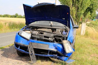 Skoda fällt Strommast - Betrunkene Fahrerin im Krankenhaus - Ein Skoda fuhr auf der Verbindungsstraße zwischen Crossen und Arras gegen einen Strommast.