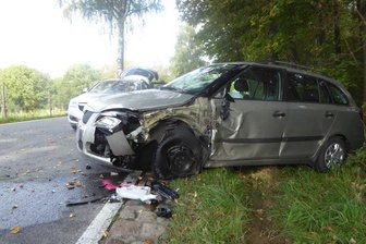 Skoda kollidiert mit Traktor-Anhänger: 20.000 Euro Schaden - 