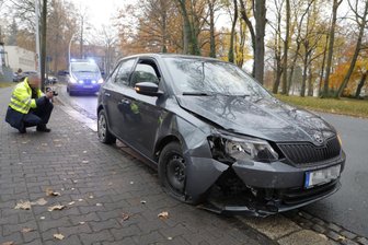 Skoda kollidiert mit Verkehrszeichen - 