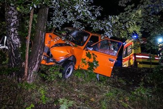 Skoda kommt von der Straße ab: Fahrer schwer verletzt - Ein betrunkener 26-jähriger Škoda-Fahrer ist bei einem Unfall am frühen Samstagmorgen schwer verletzt worden.
