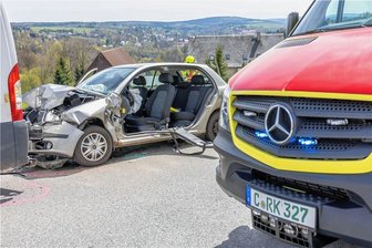 Skoda kracht auf Transporter - B 95 im Erzgebirge gesperrt - Auf der B 95 bei Bärenstein ist am Montagnachmittag ein Skoda auf einen Transporter aufgefahren. 