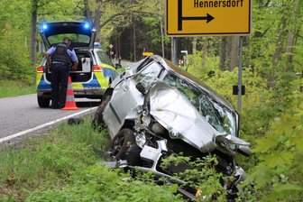 Skoda landet im Graben - Fahrerin im Krankenhaus - Ein Skoda ist am Freitagmittag von der S 228 abgekommen.