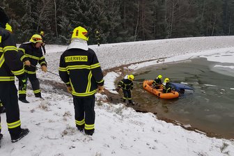 Skoda landet im Regenrückhaltebecken - Vier Autos in Folgeunfall verwickelt - 
