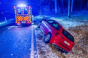 Skoda landet im Straßengraben: Bundesstraße 171 bei Olbernhau voll gesperrt - Ein Skoda landete aufgrund winterlicher Straßenverhältnisse am Freitagabend auf der B 171 im Straßengraben.