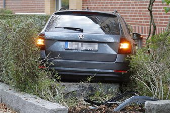 Skoda landet im Vorgarten - Fahrer schwer verletzt -